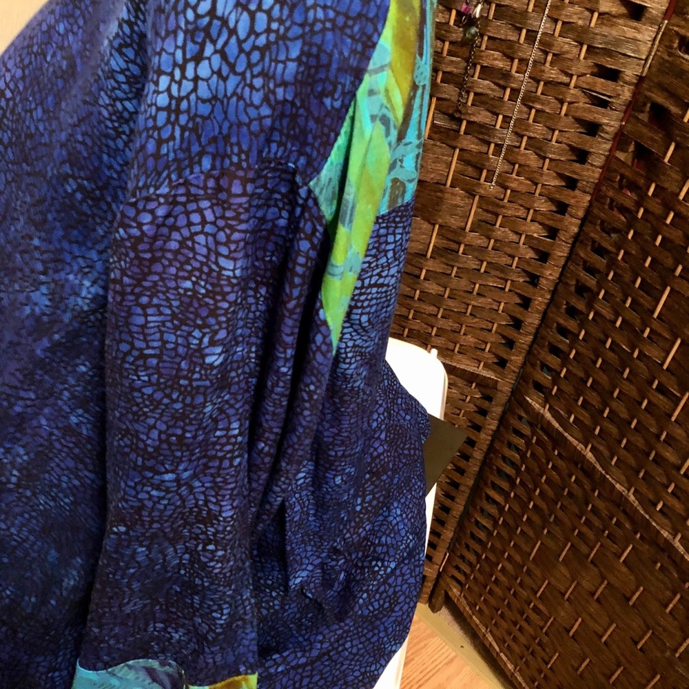 Gorgeous Colorful Shirt 💚💙 - Picture 7 of 8